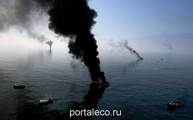  Столп дыма поднимается от контролируемого сжигания нефти у побережья Луизианы